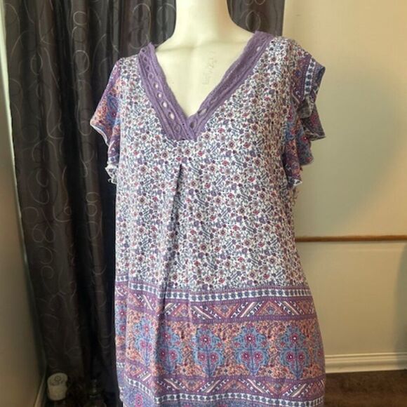 Suzanne Betro Crochet V-neck Lavendar Floral print cap sleeves top, size 2X - Picture 1 of 4